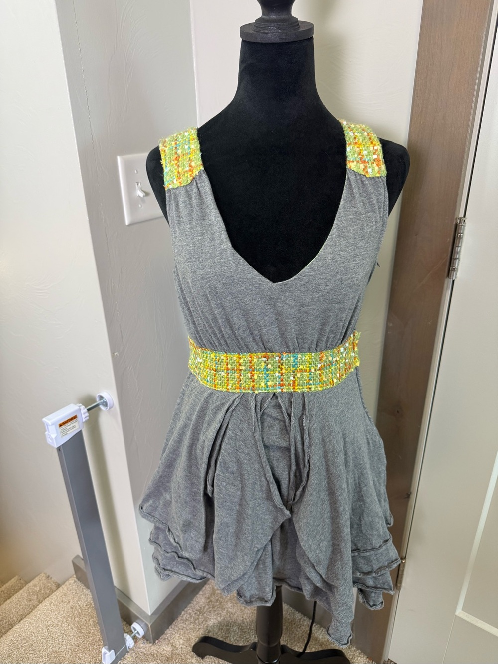 Nick & Mo Jersey Knit Ruffle Tiered V-Neck Plunge Tunic Top Grey Retro Side‎ Zip